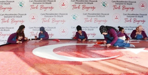 Dünyanın en büyük cam mozaik Türk bayrağı ziyarete açılıyor