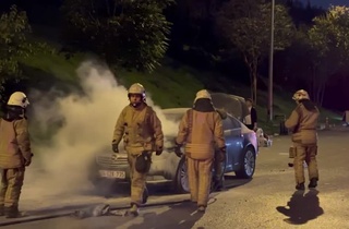 Beykoz’da emniyet şeridindeki otomobilde yangın çıktı, yaya yaralandı